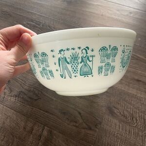 Vintage Pyrex Amish Butterprint bowl